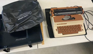 VINTAGE ELECTRIC SILVER REED 8700 TYPEWRITER w CASE & COVER JAPANS - Picture 1 of 12