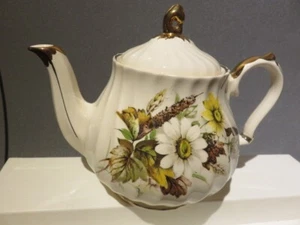 Sadler Teapot 3769 White daisy Wheat Gold Trim Gilding 6-1/2" England 32 FL oz. - Picture 1 of 7