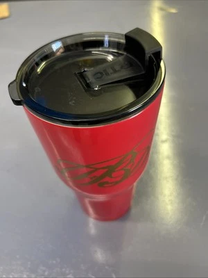 Vaso rojo R-TIC 30 OZ con logotipo dorado Foto 1 de 4