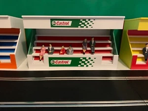 Castrol Tribüne mit Dach & 6x sitzenden Figuren Scalextric Carrera SCX Maßstab 1:32 - Bild 1 von 8
