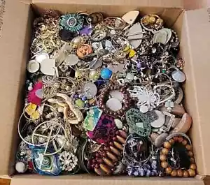 GRAN Lote de Joyas Más de 1 Libra Antiguo Nuevo Bueno Malo De Colección Mod Desgaste Chatarra ¡TIEMPO DE ENREDO! - Imagen 1 de 19