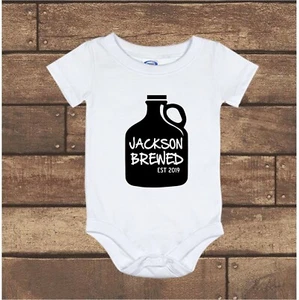 Personalisierter Nachname gebraut Schwangerschaft Gerber Baby Strampler Neugeborenes - 24M  - Bild 1 von 3