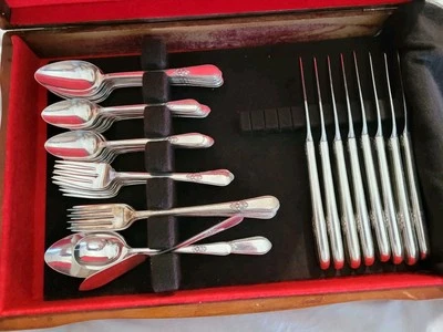 Juego de 52 piezas Rogers Bros Adoration plateado 1847 IS rojo-marrón madera forrada en caja Foto 1 de 4