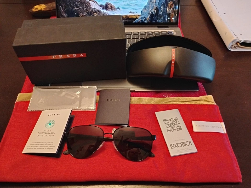 PRADA LINEA ROSSA PS 54TS 1AB5Z1 黑色偏光灰色男式太阳镜 — 第 1/4 张图片