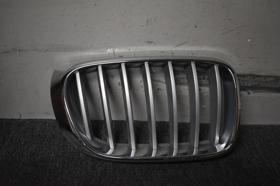 2015-2016 BMW X3 XDRIVE28I ЛЕВАЯ БОКОВАЯ ВЕРХНЯЯ РЕШЕТКА ЗАВОДСКАЯ ОТ ОРИГИНАЛЬНОГО ПРОИЗВОДИТЕЛЯ - Изображение 1 из 4