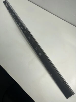 Oldsmobile Cutlass 442 1967 moldura de maletero 7647561 f1 Foto 1 de 4