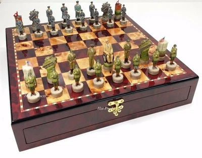 JUEGO DE AJEDREZ DE LA SEGUNDA GUERRA MUNDIAL EE. UU. vs ALEMANIA CON 17" COLOR CEREZA BRILLO Tablero de almacenamiento Segunda Guerra Mundial Foto 1 de 4