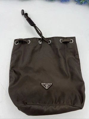 Bolso bolso con cordón de nailon marrón con logotipo de PRADA Italia. Foto 1 de 4