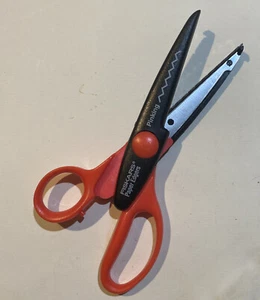 FISKARS Papierkantenschneider - Pinking Bastelschere. 6,5 Zoll - Bild 1 von 3