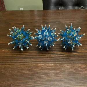 Vintage Handarbeit Stecknadel Blau Gold Ornamente Perlen Perlen Folie Schneeflocken Lot 3 - Bild 1 von 5