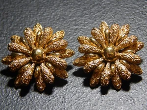 Vintage Ohrringe goldfarben von Monet: Clip-On Blumen - Bild 1 von 7