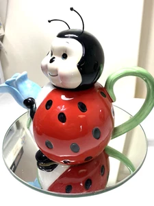 Tetera Ladybug roja antropomórfica Burton & Burton - Imagen 1 de 7