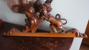 Antique French walnut wood carved pediment with lion - Picture 1 of 8