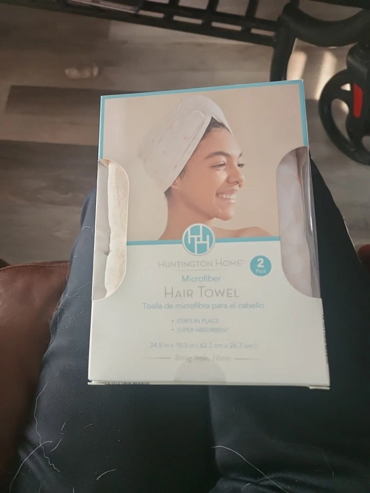 Paquete de 2 toallas para cabello de microfibra Huntington Home crema sólida/taupe floral Foto 1 de 1