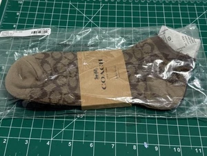 Conjunto de dos calcetines al tobillo COACH para mujer con logotipo de firma caqui y negro talla única nuevos - Imagen 1 de 7