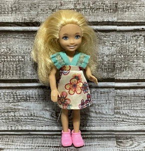 Mattel Barbie Club Chelsea 5 1/2" Puppe blond Blumen Kleid rosa Schuhe - Bild 1 von 2