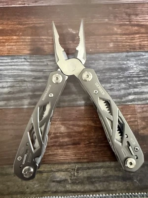 Multiherramienta de suspensión Gerber gris con funda Foto 1 de 4