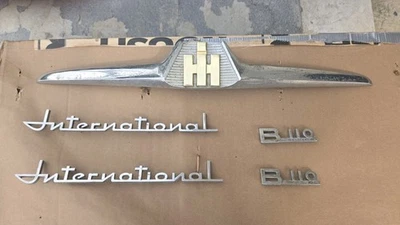 Juego de guardabarros con capó emblema International B 110 1959-1961 IH  Foto 1 de 4