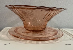 Vintage rosa Depression Glas Schale Mayfair Rosen ausgestellt überbacken mit passendem Sockel - Bild 1 von 9