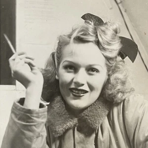 Bella ragazza bionda Marilyn Monroe-like esercito foto base 1718 guerra di Corea KW anni 50 - Foto 1 di 4