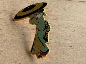 PINS PIN GEISHA MODE JAPAN JAPON ART TRADITIONNEL  ARTHUS BERTRAND DORE - Imagen 1 de 1