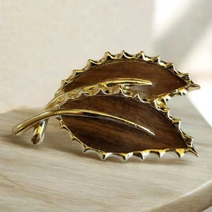 1970s Sarah Coventry Leaf Brooch Pin: Gold-Tone Metal, Faux Wood Grain Design - Picture 1 of 2
