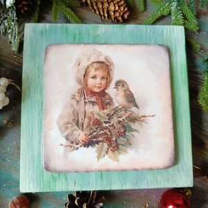 Ornamento invernale in legno da appendere fatto a mano ragazza decoupaged uccellino, regalo decorazione casa - Foto 1 di 16