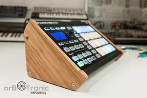 Native Instruments Maschine Mikro MK1 MK2 Echtholz Seitenteil Ständer Stand - Bild 1 von 7