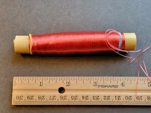 Splendido ACCENDINO sfuso marocchino rosso seta filo interdentale bobina (50+ iarde) legatura a mosca - Foto 1 di 2