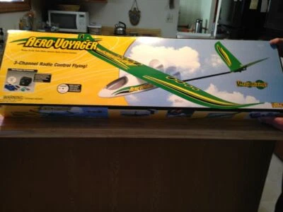 Flyzone Aero Voyager RC Twin Engine Pusher Glider Avião - Versão RTF - Imagem 1 de 4