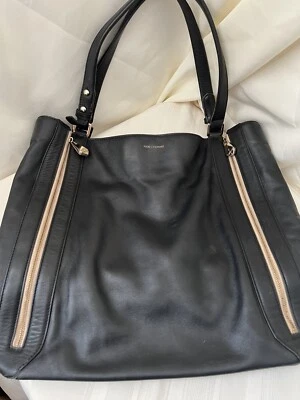 Bolso de mano Pour La Victoire Nouveau grande expandible de cuero negro Foto 1 de 4