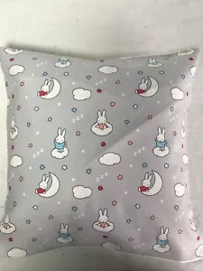 Cuscino Completo 12" Quadrato 'Miffy' con Nuvole e Lune in 100% Cotone Grigio - Foto 1 di 2