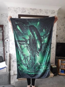 Alien From Aliens Blanket / Throw. Green & Black Featuring Alien. - Picture 1 of 4
