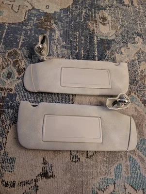 00-06 YUKON TAHOE AVALANCHE SUBURBAN SILVERADO ESCALADE SUNVISOR SET SHALE P963 - Image 1 of 4