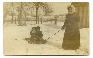 Eula murió Ann Arbor 1920, edad 34, RPPC postal de ella con 2 niños trineo de nieve - Imagen 1 de 2