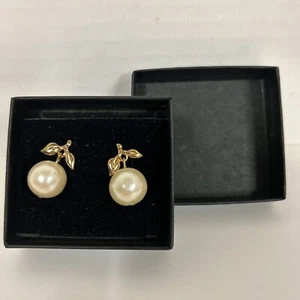 NIB Vtg Avon Pearly Elegance Earrings- Goldtone Post - Picture 1 of 3