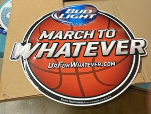 LETRERO DE HOJALATA BUD LIGHT BEER MARCH MADNESS - “March To Whatever” - 27” de diámetro - Nuevo - Imagen 1 de 4