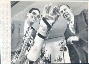 1970 Press Photo Amputee Mechanical Arm J Reswick J Allen Rancho Los Amigos Hsp - Picture 1 of 2