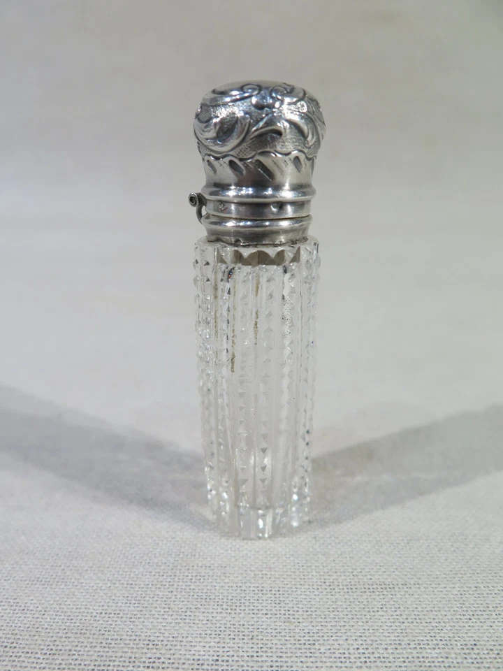 ANCIEN JOLI FLACON SEL PARFUM EN CRISTAL TAILLE ARGENT VERMEIL  - Photo 1/1