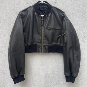 Chaqueta de bombardero recortada de cuero sintético para mujer mediana 8 40" marrón carbón de ASOS - Imagen 1 de 16