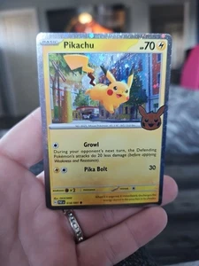 Pikachu Lámina Holográfica 018/091 Pokemon Juego de Cartas Coleccionables Truco o Comercio 2025 PACK FRESCO  - Imagen 1 de 4