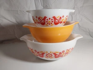 De Colección Pyrex Amistad Pájaro Rojo Set 3 Cenicienta Anidación Mezclador Horno Artículos EE. UU. - Imagen 1 de 8