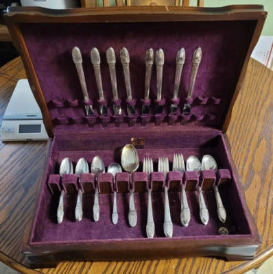 Juego de 51 cubiertos FIRST LOVE en estuche 1847 Rogers Bros. servicio para 8 Foto 1 de 4