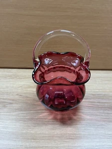 "Florero canasta pequeña vintage rojo de vidrio translúcido de 3 1/2"" de alto 5 1/2"" en la parte superior" - Imagen 1 de 6