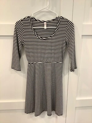 Vestido feminino Xhilaration fit & flare listrado preto branco manga 3/4 tamanho XS - Imagem 1 de 4