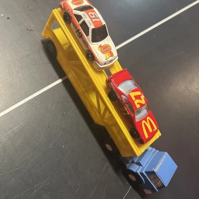 Portavehículos de juguete Tootsie con dos coches Hotwheels Foto 1 de 4