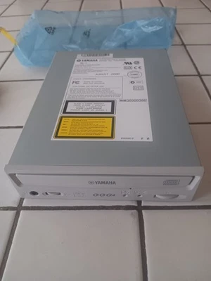 Graveur CD Externe YAMAHA CRW8824S - Image 1 of 3
