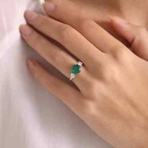 18ct Yellow Gold Elegant Vivid Green Emerald and Diamond Trilogy Ring VS - Picture 1 of 1