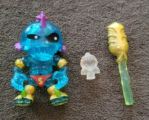 Gravigill Deep Sea Rogues Treasure X Gold Hunter Moose Toys Figure w/ Weapon Cover
