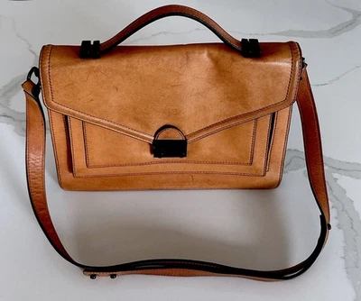 Bolso de hombro plano Loeffler Randall de cuero marrón mediano con asa Foto 1 de 4